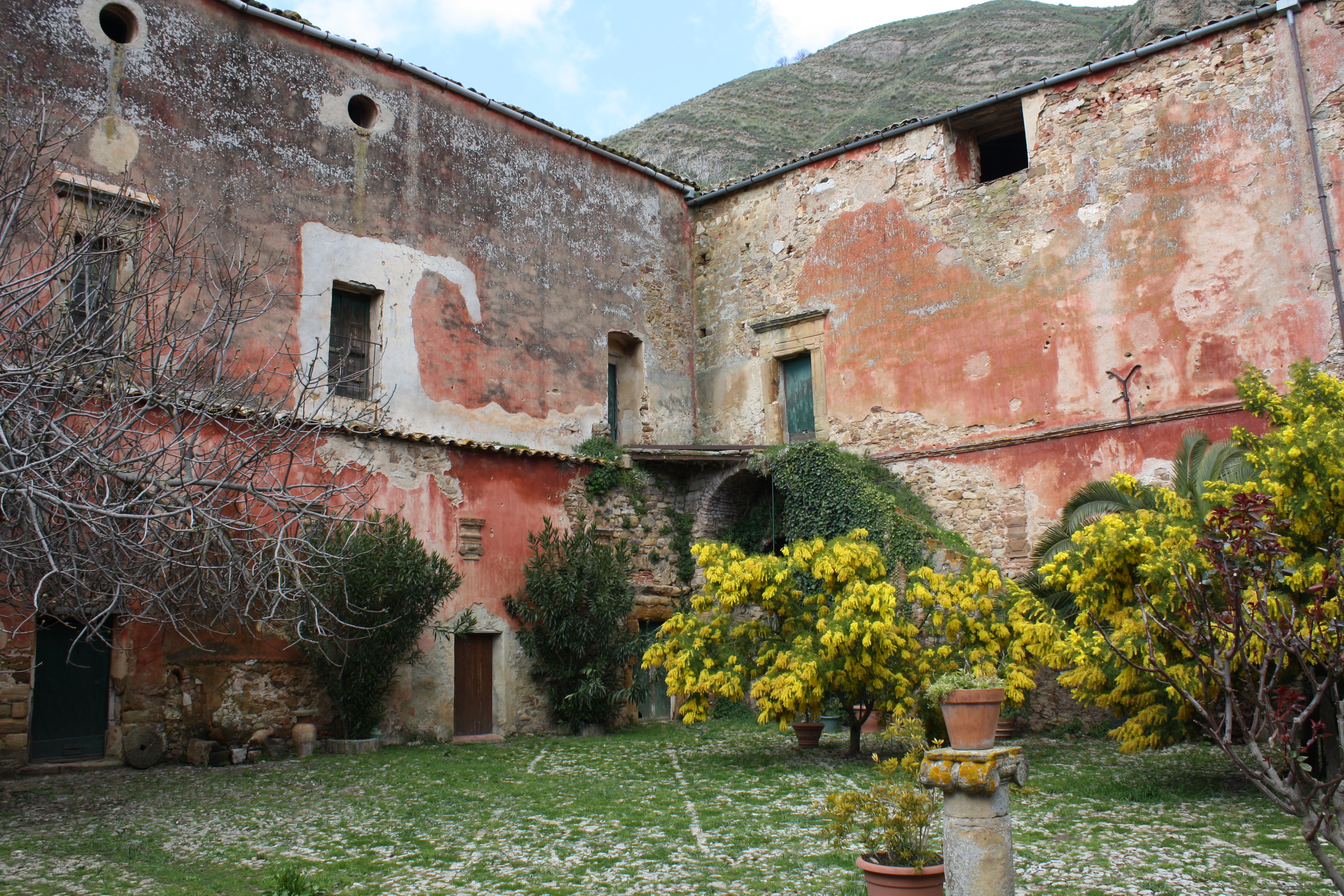 Walls inside Gangivecchio